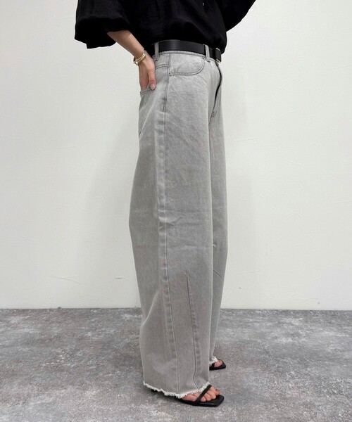 fredy emue(フレディエミュ)の「カーブデニムパンツ(デニムパンツ・レディース・サックスブルー/ライトグレー・36/38)」の12枚目の写真