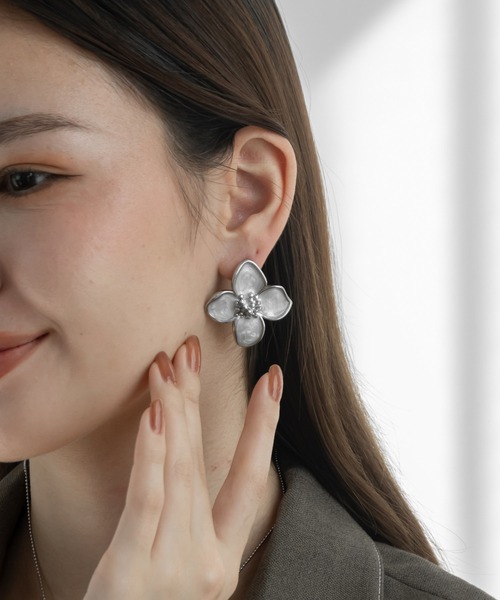 abaskdesign(アバスクデザイン)の「金属アレルギー対応 ホワイトフラワーモチーフピアス(ピアス(両耳用)・レディース・ゴールド/シルバー・FREE)」の2枚目の写真
