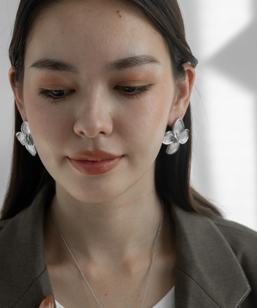 abaskdesign(アバスクデザイン)の「金属アレルギー対応 ホワイトフラワーモチーフピアス(ピアス(両耳用)・レディース・ゴールド/シルバー・FREE)」の15枚目の写真
