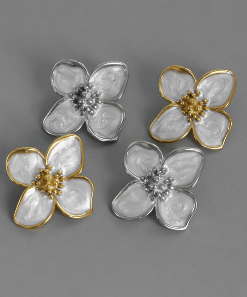 abaskdesign(アバスクデザイン)の「金属アレルギー対応 ホワイトフラワーモチーフピアス(ピアス(両耳用)・レディース・ゴールド/シルバー・FREE)」の3枚目の写真