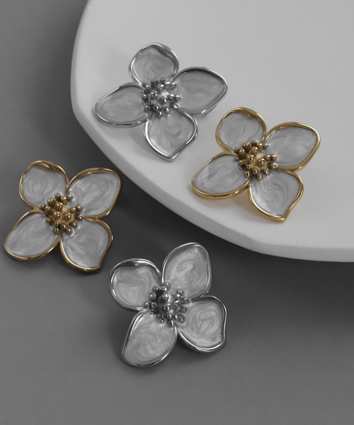 abaskdesign(アバスクデザイン)の「金属アレルギー対応 ホワイトフラワーモチーフピアス(ピアス(両耳用)・レディース・ゴールド/シルバー・FREE)」の16枚目の写真
