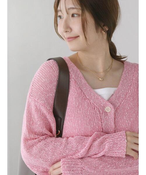 Te chichi TERRASSE(テチチテラス)の「スラブクロップドVネックカーディガン《2025spring catalog item》(カーディガン/ボレロ・レディース・グレー/チャコールグレー/ピンク・F)」の1枚目の写真