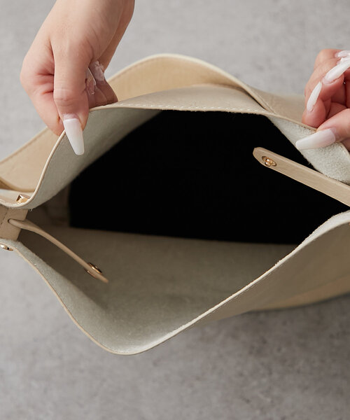 Remind me and forever（リマインドミーアンドフォーエバー）の「【WEB限定】ポーチ付合皮トートバッグ（ショルダーバッグ・レディース・アイボリー/ブラック/キャメル/ダークブラウン・FREE）」の6枚目の写真