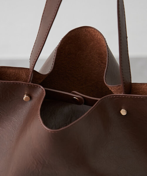 Remind me and forever（リマインドミーアンドフォーエバー）の「【WEB限定】ポーチ付合皮トートバッグ（ショルダーバッグ・レディース・アイボリー/ブラック/キャメル/ダークブラウン・FREE）」の20枚目の写真