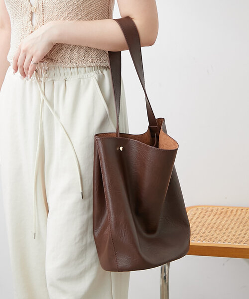 Remind me and forever（リマインドミーアンドフォーエバー）の「【WEB限定】ポーチ付合皮トートバッグ（ショルダーバッグ・レディース・アイボリー/ブラック/キャメル/ダークブラウン・FREE）」の14枚目の写真