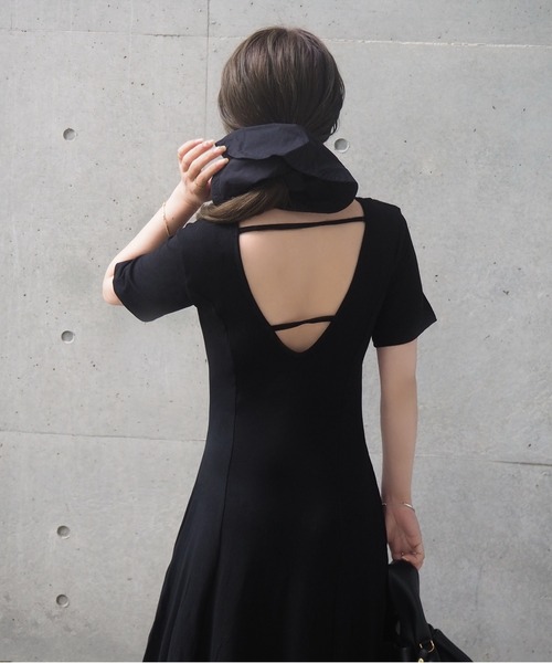 LAULEN（ローレン）の「back strap tuck flare long dress /バックストラップタック フレア 半袖 ロング ワンピース（ワンピース・レディース・ブラック/グレイッシュベージュ/チャコールグレー・FREE）」の7枚目の写真