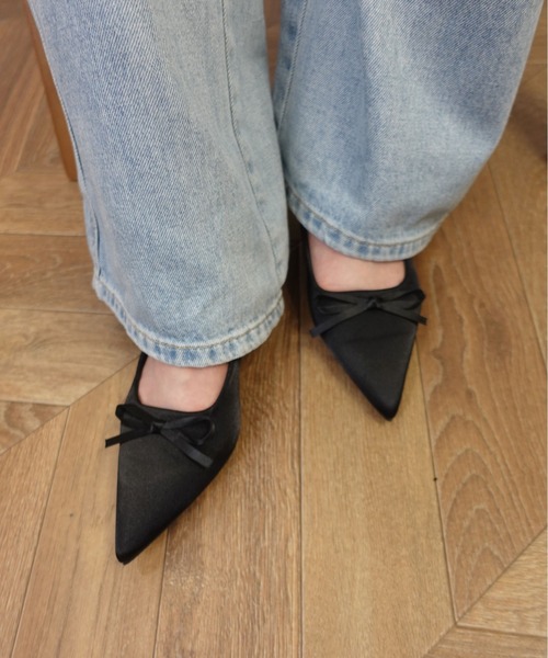 unnu（ユヌ）の「サテン ミニリボン ポインテッドトゥ ミュール（パンプス・レディース・ブラウン/ブラック/アイボリー・23.0cm/24.0cm/23.5cm）」の2枚目の写真