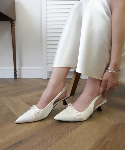 unnu（ユヌ）の「サテン ミニリボン ポインテッドトゥ ミュール（パンプス・レディース・ブラウン/ブラック/アイボリー・23.0cm/24.0cm/23.5cm）」の17枚目の写真