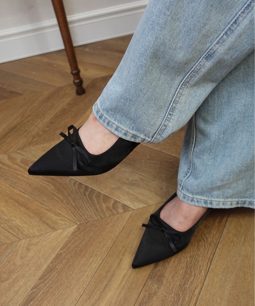 unnu（ユヌ）の「サテン ミニリボン ポインテッドトゥ ミュール（パンプス・レディース・ブラウン/ブラック/アイボリー・23.0cm/24.0cm/23.5cm）」の14枚目の写真