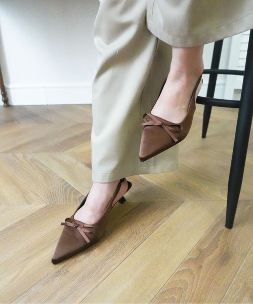 unnu（ユヌ）の「サテン ミニリボン ポインテッドトゥ ミュール（パンプス・レディース・ブラウン/ブラック/アイボリー・23.0cm/24.0cm/23.5cm）」の8枚目の写真