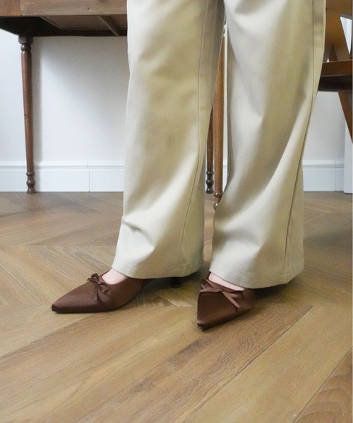 unnu（ユヌ）の「サテン ミニリボン ポインテッドトゥ ミュール（パンプス・レディース・ブラウン/ブラック/アイボリー・23.0cm/24.0cm/23.5cm）」の9枚目の写真