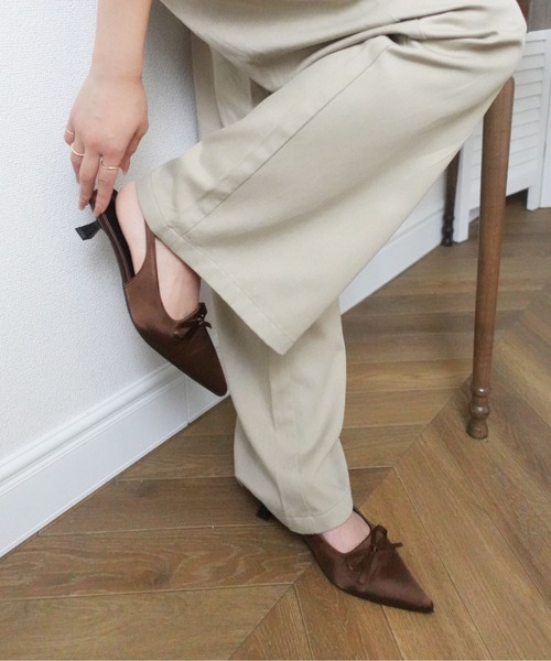 unnu（ユヌ）の「サテン ミニリボン ポインテッドトゥ ミュール（パンプス・レディース・ブラウン/ブラック/アイボリー・23.0cm/24.0cm/23.5cm）」の5枚目の写真