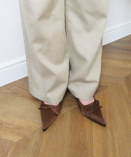 unnu（ユヌ）の「サテン ミニリボン ポインテッドトゥ ミュール（パンプス・レディース・ブラウン/ブラック/アイボリー・23.0cm/24.0cm/23.5cm）」の4枚目の写真