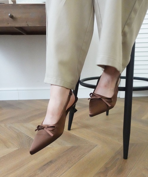 unnu（ユヌ）の「サテン ミニリボン ポインテッドトゥ ミュール