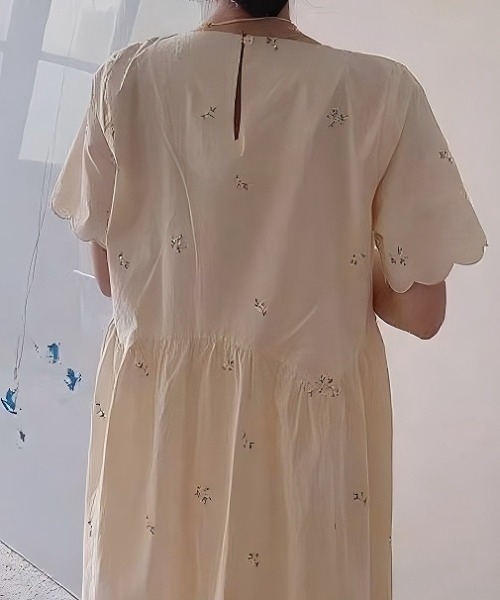 Aelina(エリナ)の「刺繍Vネックワンピース(ワンピース・レディース・ベージュ/ブラック・F)」の5枚目の写真