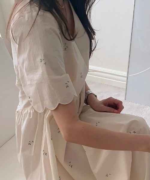 Aelina(エリナ)の「刺繍Vネックワンピース(ワンピース・レディース・ベージュ/ブラック・F)」の6枚目の写真