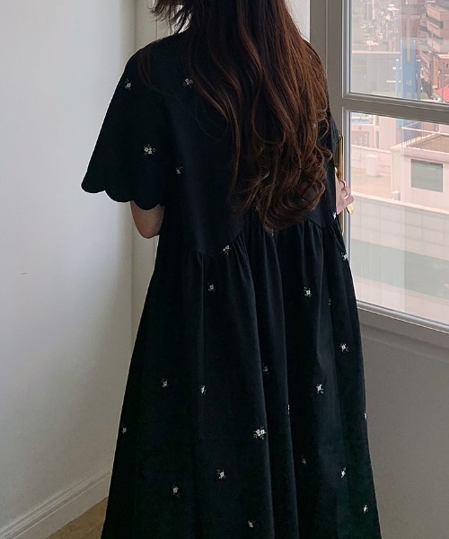 Aelina(エリナ)の「刺繍Vネックワンピース(ワンピース・レディース・ベージュ/ブラック・F)」の10枚目の写真
