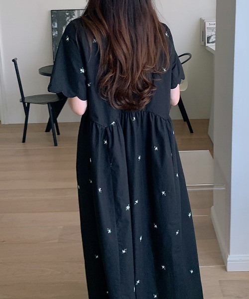 Aelina(エリナ)の「刺繍Vネックワンピース(ワンピース・レディース・ベージュ/ブラック・F)」の11枚目の写真
