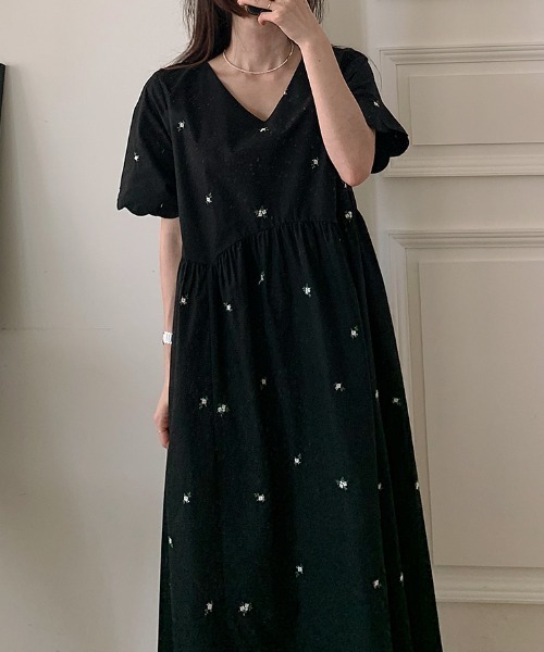 Aelina(エリナ)の「刺繍Vネックワンピース(ワンピース・レディース・ベージュ/ブラック・F)」の12枚目の写真