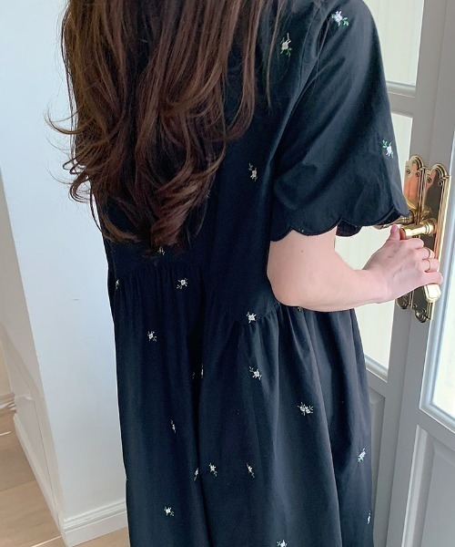 Aelina(エリナ)の「刺繍Vネックワンピース(ワンピース・レディース・ベージュ/ブラック・F)」の13枚目の写真