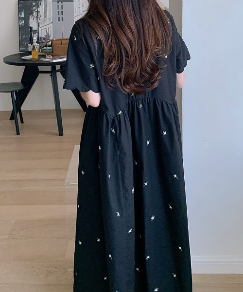 Aelina(エリナ)の「刺繍Vネックワンピース(ワンピース・レディース・ベージュ/ブラック・F)」の14枚目の写真