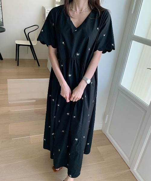Aelina(エリナ)の「刺繍Vネックワンピース(ワンピース・レディース・ベージュ/ブラック・F)」の15枚目の写真