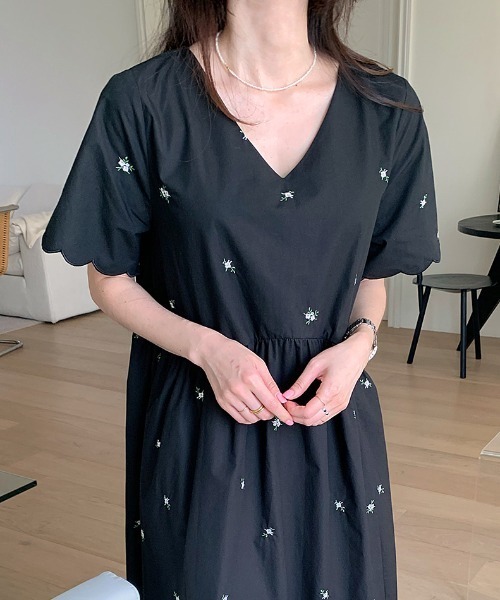 Aelina(エリナ)の「刺繍Vネックワンピース(ワンピース・レディース・ベージュ/ブラック・F)」の16枚目の写真