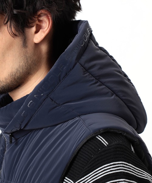 NICOLE CLUB FOR MEN(ニコルクラブフォーメン)の「【NICOLE SPORTS】ロゴデザインパテッドベスト(ダウンベスト・メンズ・ブラック/ネイビー・MEDIUM/LARGE/X-LARGE)」の4枚目の写真