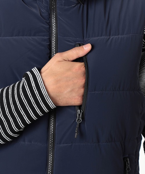 NICOLE CLUB FOR MEN(ニコルクラブフォーメン)の「【NICOLE SPORTS】ロゴデザインパテッドベスト(ダウンベスト・メンズ・ブラック/ネイビー・MEDIUM/LARGE/X-LARGE)」の15枚目の写真