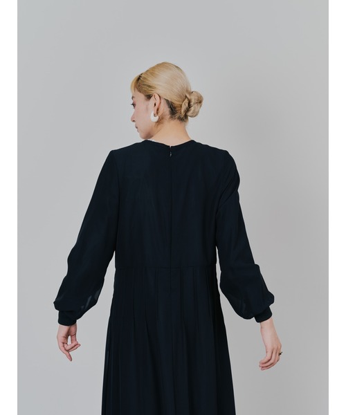 TEVALT（ヴァレット）の「ピンタック配色ワンピース（ワンピース・レディース・ブラック/ブラウン・38）」の9枚目の写真