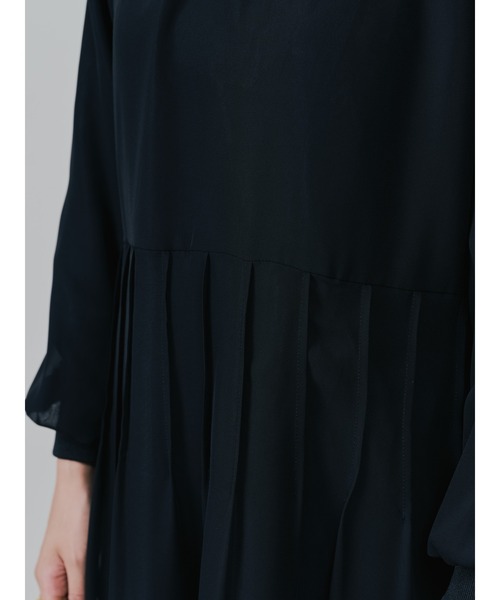 TEVALT（ヴァレット）の「ピンタック配色ワンピース（ワンピース・レディース・ブラック/ブラウン・38）」の11枚目の写真