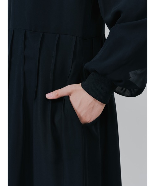 TEVALT（ヴァレット）の「ピンタック配色ワンピース（ワンピース・レディース・ブラック/ブラウン・38）」の12枚目の写真