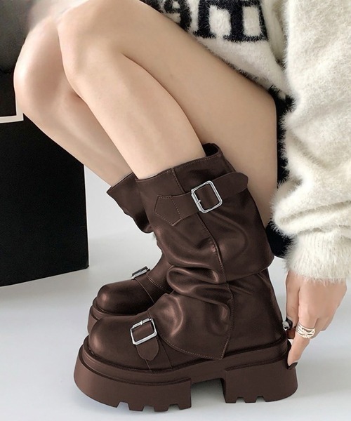 NuNuNa(ヌヌナ)の「【NuNuNa】ベルテッド厚底エンジニアカバーブーツ(ブーツ・レディース・ブラウン/ブラック・L/M/S)」の2枚目の写真