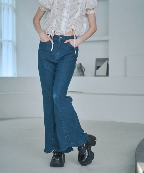 Lovilyn（ラヴィリン）の「裾フリルフレアデニムパンツ（デニムパンツ・レディース・ブラック/ブルー・SMALL/MEDIUM）」の8枚目の写真