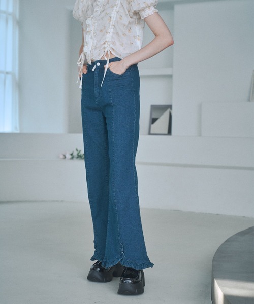 Lovilyn（ラヴィリン）の「裾フリルフレアデニムパンツ（デニムパンツ