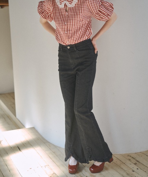 Lovilyn（ラヴィリン）の「裾フリルフレアデニムパンツ（デニムパンツ・レディース・ブラック/ブルー・SMALL/MEDIUM）」の5枚目の写真