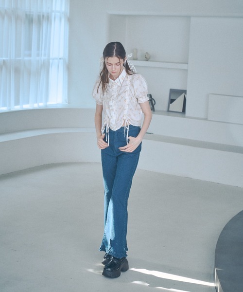 Lovilyn（ラヴィリン）の「裾フリルフレアデニムパンツ（デニムパンツ