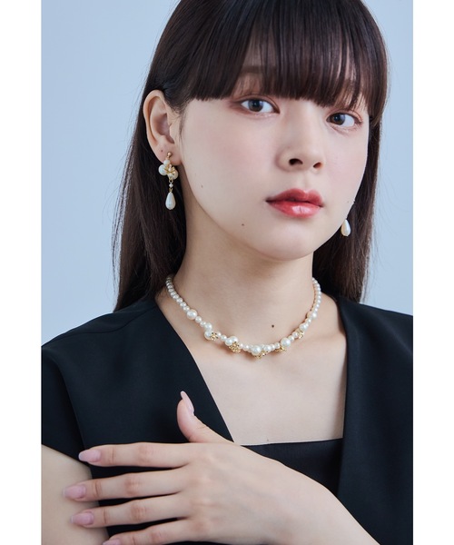 niana（ニアナ）の「メタルフラワーパールイヤリング 両耳 ゴールド シルバー 結婚式 二次会 同窓会 成人式 パーティー お呼ばれ オケージョン フォーマル（イヤリング・レディース・アンティークシルバー/ゴールド・FREE）」の3枚目の写真