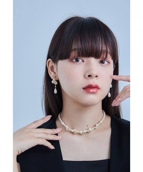 niana（ニアナ）の「メタルフラワーパールイヤリング 両耳 ゴールド シルバー 結婚式 二次会 同窓会 成人式 パーティー お呼ばれ オケージョン フォーマル（イヤリング・レディース・アンティークシルバー/ゴールド・FREE）」の5枚目の写真