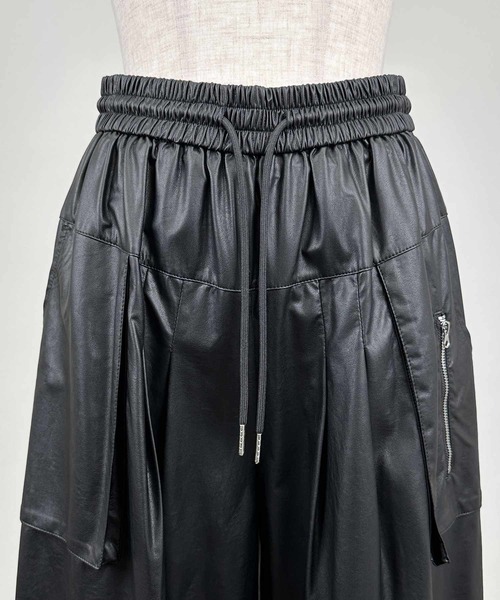 LUGIVA（ルギヴァ）の「【セットアップ可能】フェイクレザーガウチョパンツ（その他パンツ・レディース・ブラック・M）」の5枚目の写真