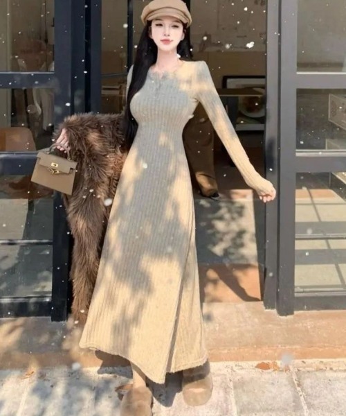 LETee(レティー)の「柔らかなリブ素材で心地よくフィット!女性らしいシルエットを叶えるヘンリーネックAラインワンピース(ワンピース・レディース・ブラック/グレー/ベージュ・FREE)」の1枚目の写真