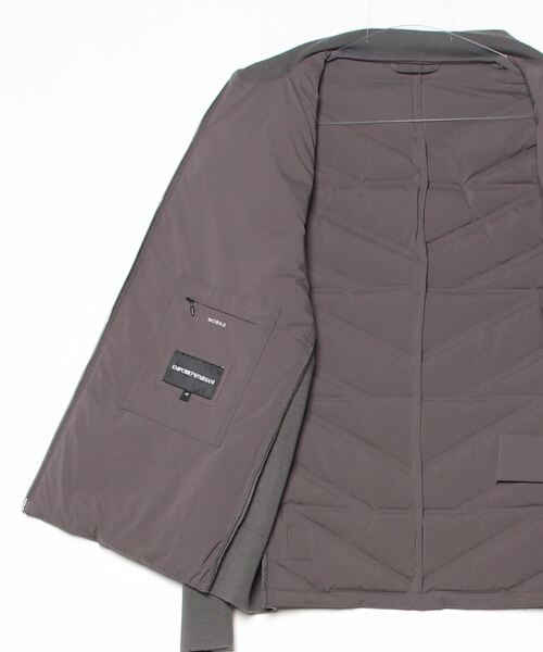 EMPORIO ARMANI（エンポリオアルマーニ）の「【エンポリオ アルマーニ】Travel Essentials ツーピース風フルジップダウンジャケット ニットスリーブ（ダウンジャケット/コート・メンズ・ブラウン・46/48/50/52）」の2枚目の写真