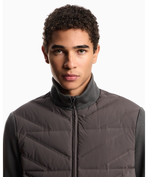 EMPORIO ARMANI（エンポリオアルマーニ）の「【エンポリオ アルマーニ】Travel Essentials ツーピース風フルジップダウンジャケット ニットスリーブ（ダウンジャケット/コート・メンズ・ブラウン・46/48/50/52）」の4枚目の写真