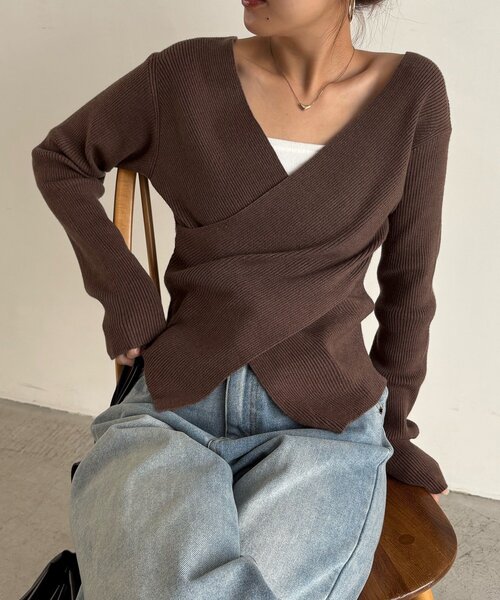 CAPRICIEUX LE'MAGE（カプリシューレマージュ）の「【新色/ライトベージュ・グレー】クロスVネックニット（ニット/セーター・レディース・ブラック/アイボリー/モカ/グレー/ライトベージュ・FREE）」の5枚目の写真