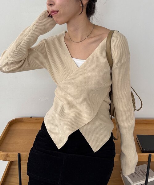 CAPRICIEUX LE'MAGE（カプリシューレマージュ）の「【新色/ライトベージュ・グレー】クロスVネックニット（ニット/セーター・レディース・ブラック/アイボリー/モカ/グレー/ライトベージュ・FREE）」の9枚目の写真