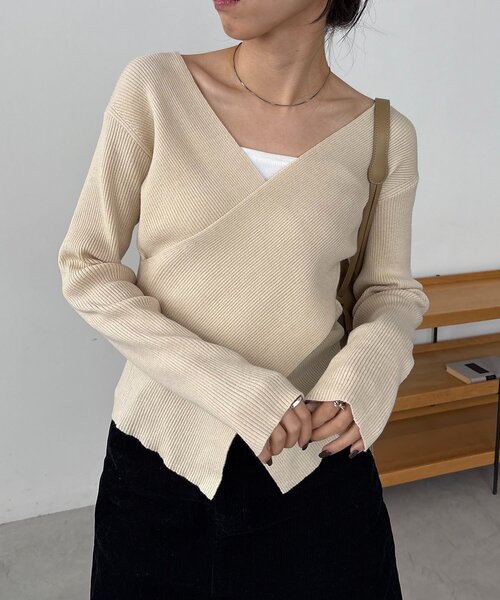 CAPRICIEUX LE'MAGE（カプリシューレマージュ）の「【新色/ライトベージュ・グレー】クロスVネックニット（ニット/セーター・レディース・ブラック/アイボリー/モカ/グレー/ライトベージュ・FREE）」の13枚目の写真