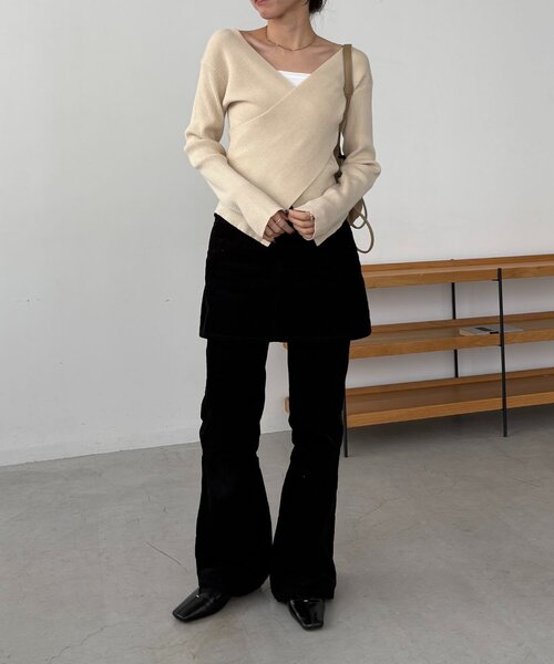 CAPRICIEUX LE'MAGE（カプリシューレマージュ）の「【新色/ライトベージュ・グレー】クロスVネックニット（ニット/セーター・レディース・ブラック/アイボリー/モカ/グレー/ライトベージュ・FREE）」の15枚目の写真