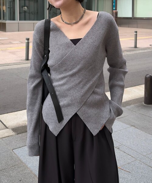 CAPRICIEUX LE'MAGE（カプリシューレマージュ）の「【新色/ライトベージュ・グレー】クロスVネックニット（ニット/セーター・レディース・ブラック/アイボリー/モカ/グレー/ライトベージュ・FREE）」の17枚目の写真
