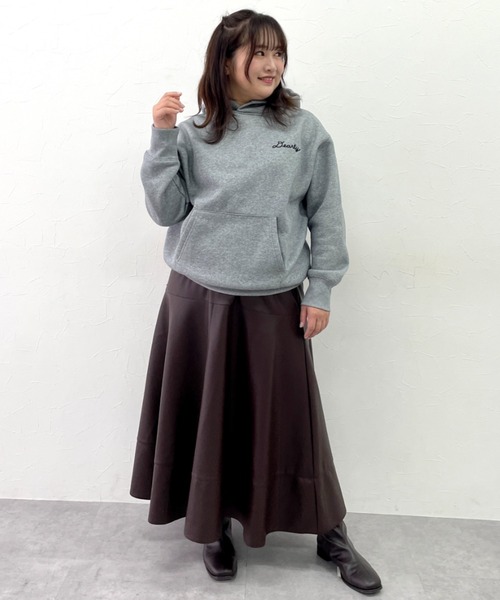 CHIC STYLE(シックスタイル)の「フェイクレザーフレアスカート<大きいサイズ有>シックスタイル(スカート・レディース・ブラック/ブラウン・3L/LL/L/M/5L/4L)」の3枚目の写真