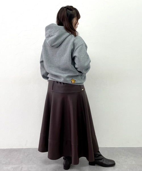 CHIC STYLE(シックスタイル)の「フェイクレザーフレアスカート<大きいサイズ有>シックスタイル(スカート・レディース・ブラック/ブラウン・3L/LL/L/M/5L/4L)」の4枚目の写真